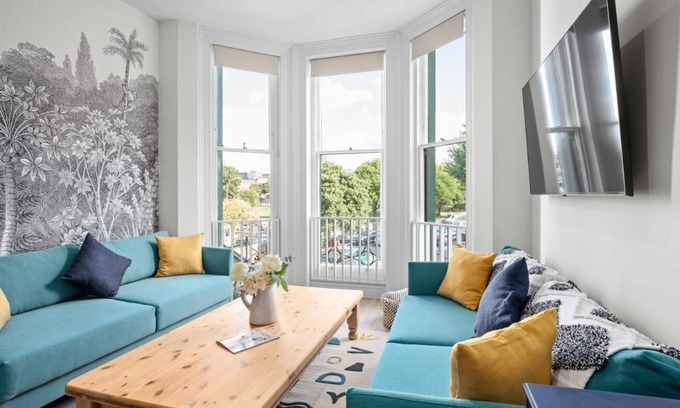 Brighton City Centre House | Narrow House with Free Parking | By My Getaways