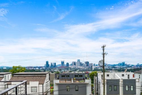 Talbot's Corner House | Nash House & Bars of Broadway with Patio Bar and Views! 8min Downtown! Sleeps 12!