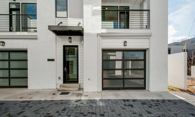 The Gulch Condo | Nashville Dreams - Sleeps 16 - Two Rooftops with Downtown view!