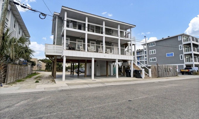 South End House | Nathans Cottage - 6 bedroom home with sound views next to Oceanic Pier
