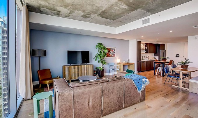 Rainey Street Historic District Condo | Natiivo 19th flr condo w/amazing lake-view balcony, rooftop pool, gym