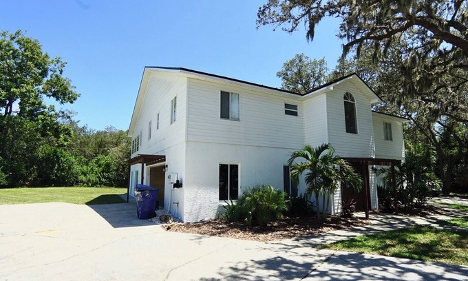 Holiday House | Nature Lover's Retreat 2BR/2BA & Den Near Park