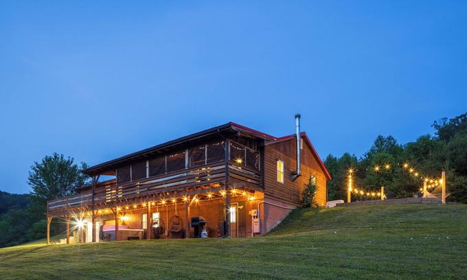 Laurelville Cabin | Nature Retreat: Hot Tub, Fire Pit & Hocking Hills