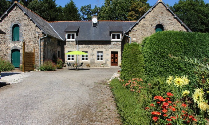 Mur-de-Bretagne Cottage | Nature vacations in green surroundings