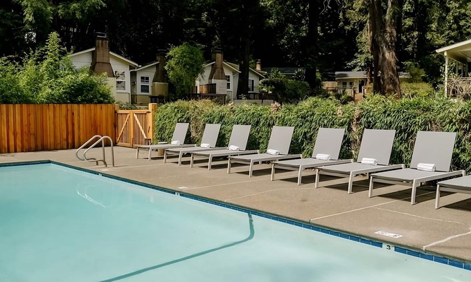 Guerneville Hotel | Nature’s Haven! Outdoor Pool, Free Parking, Near Sunset Beach County Park