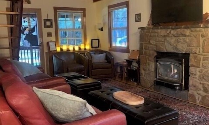 Bijou Pines Cabin | “Naughty but Nice" Knotty-Pine Cabin