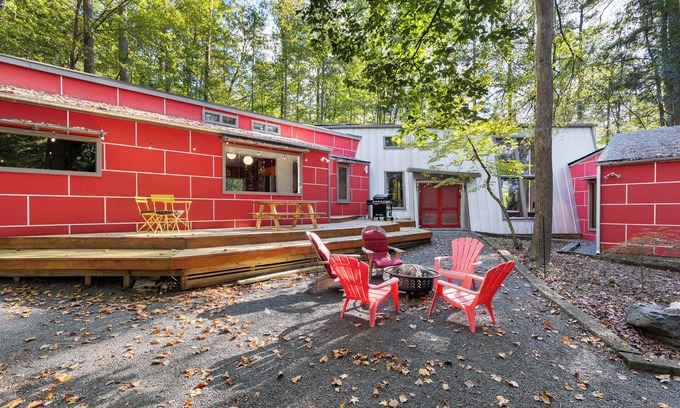 Durham House | nDuke Forest Escape 3BR, 6 Beds, Huge Back Patio!