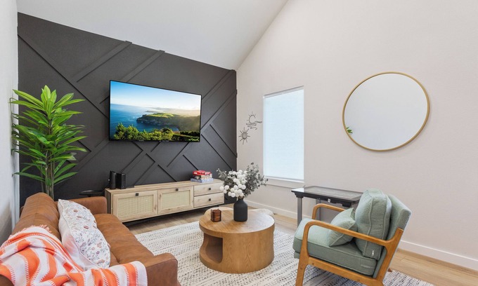 Waco House | Near Baylor University and Silos! Luxury villa, Sleeps 6