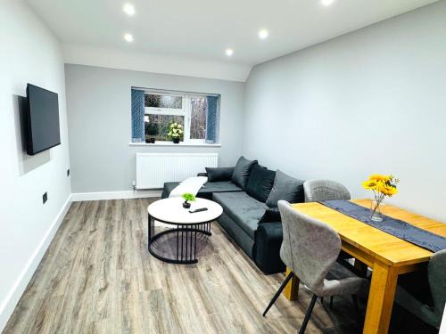 Quinton Apartment | Near Birmingham - Quiet Retreat - Private Parking