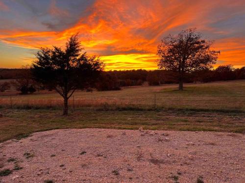 Compton House | Near Buffalo River King Bed Sleeps 5 Secluded