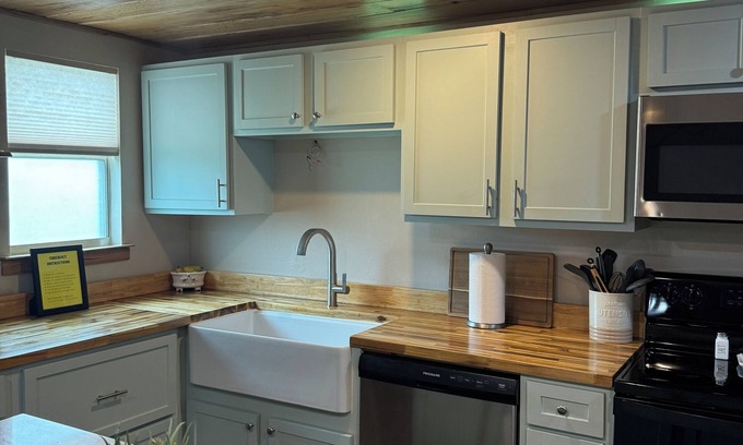 Kingston House | Near Buncombe Creek Marina exceptionally nice!