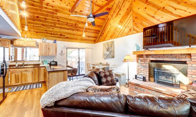 Pinetop-Lakeside Cottage | Near Hiking: Cabin w/Hot Tub in Lakeside!