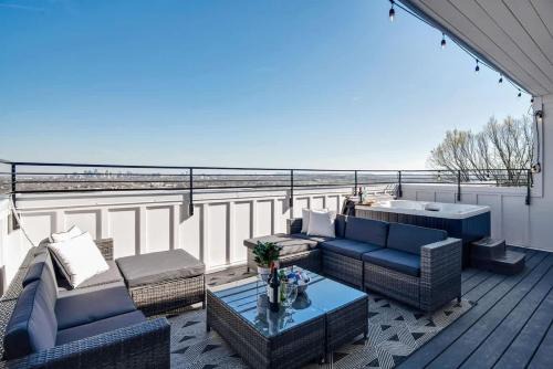 Nashville House | Near Honky Tonks - Rooftop Hot Tub - Skyline Views