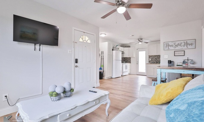 Abilene House | Near HSU, ACU & Hendrick ~ Clean ~ Charming Cottage ~ New Discounts ~ Dogs