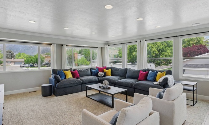 Northridge House | Near Lindon Wedding Venues- The Homebody Club- Sleeps 16, Xbox, Poker, 6 Bed