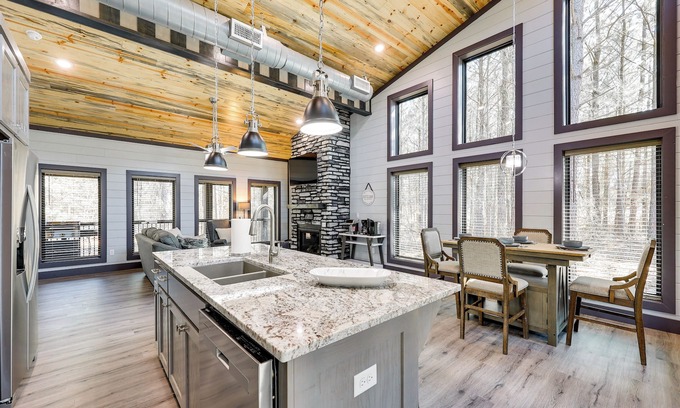 Broken Bow Cottage | Near New Casino: Broken Bow Cabin w/Hot Tub