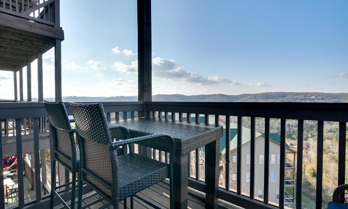 Indian Point Apartment | Near Silver Dollar City! Condo with Indoor Pool