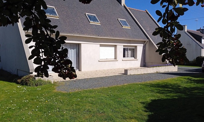 Guilvinec House | Near the port single-storey house with enclosed garden