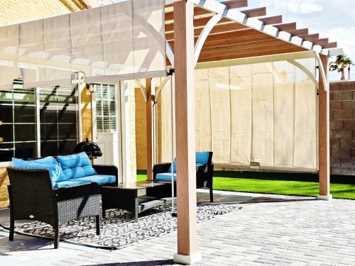 Smoke Ranch House | Near the Strip, Smart TVs, WiFi, private garage and backyard