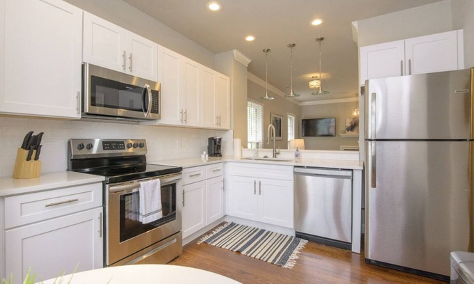 West End Condo | Near Vandy♥Large Deck♥Free Parking♥11 mins Downtown♥332 Mbps♥2BD 2.5BA♥Workspace