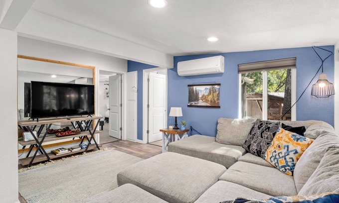 Oakhurst House | Near Yosemite - BBQ - Hot Tub - Sleeps 8