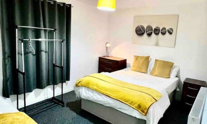 Birmingham House | Nechellsleepzzz 10beds free parking. Wheel chair access