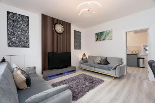 Fence Apartment | Nelson cottage- WiFi-parking-M65-Hospital- town -food- shops- contractor