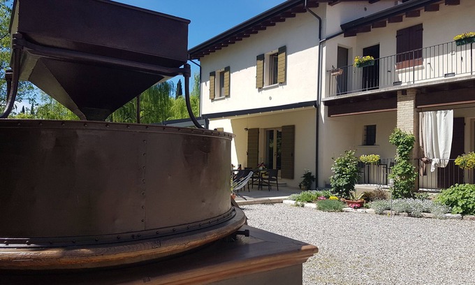 Monzambano Apartment | NEST open-space studio on two levels