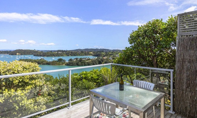 Ostend House | Nestled high on the hill overlooking Putiki Bay