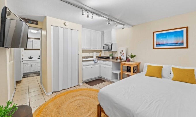 Ventura Apartment | Netflix, Bikes, Stocked Kitchenette, Beach Gear