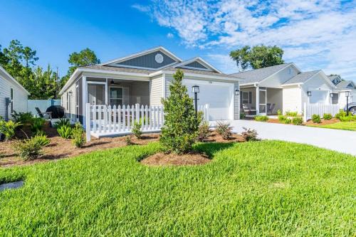 Okahumpka House | New 2-2 Patio Villa with Golf Cart