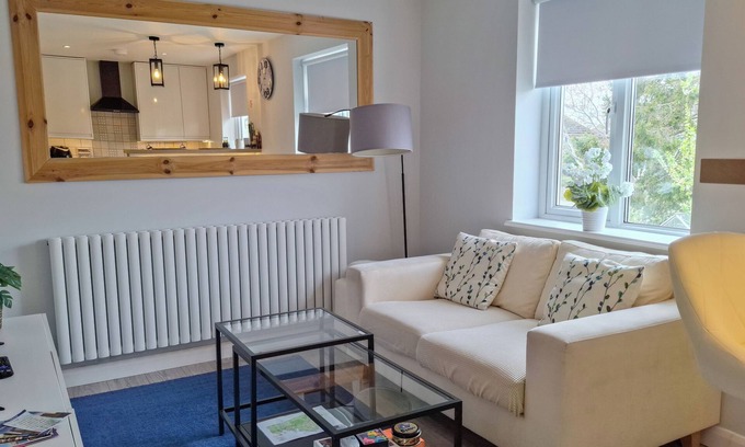 Ashford Apartment | NEW 2 bedrooms with private en-suite near Heathrow