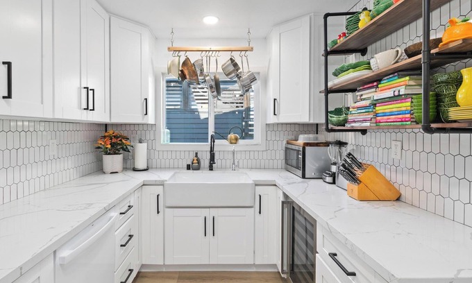 Mission Hills House | NEW, 3 Bed, 2 Bath, Mission Hills, Food, Bars, Shops, Fire Pit, BBQ, EV Charger
