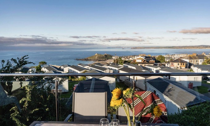 St Ives House | New 3 bedroom house, sleeps 6, with 180 degree views, balcony, parking, wifi.