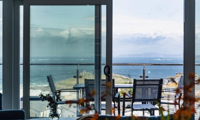 St Ives House | New 3 bedroom house, sleeps 6, St Ives with balcony, views, parking, wifi.