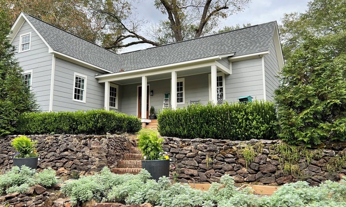 Oxford Cottage | New 3BR/2BA - Walk to Square. Ideal for Game Day & Family Stays