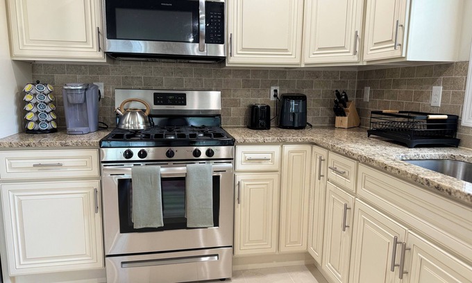 Newark House | NEW! 3BR Modern & Comfy Newark Unit