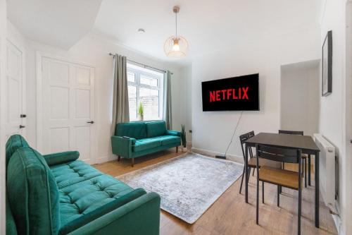 Stanley House | NEW! 4 Bedroom House by Stay With Us, Perfect for Large Groups & Contractors! FREE WIFI!
