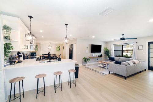 Crystal River House | New 6min to 3 Sister Springs, Spacious, Fun with Game Room