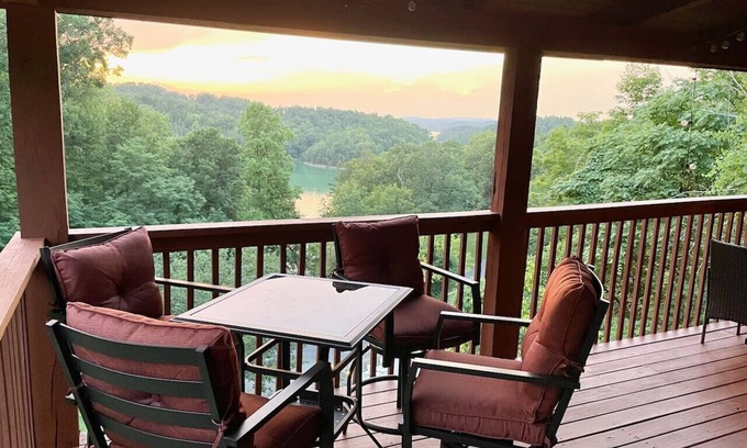 Sevierville Cabin | NEW! Amazing Lake VIEWS Log Cabin+Hot Tub+Arcade!