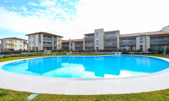 Montioni Apartment | New Apartment Lazise with garden in front of the pool