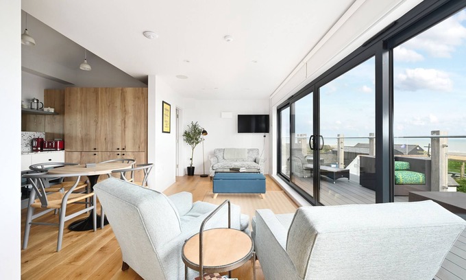 Hastings Apartment | New apartment nestled on the seaside with expansive views of cliffs, sea and sky