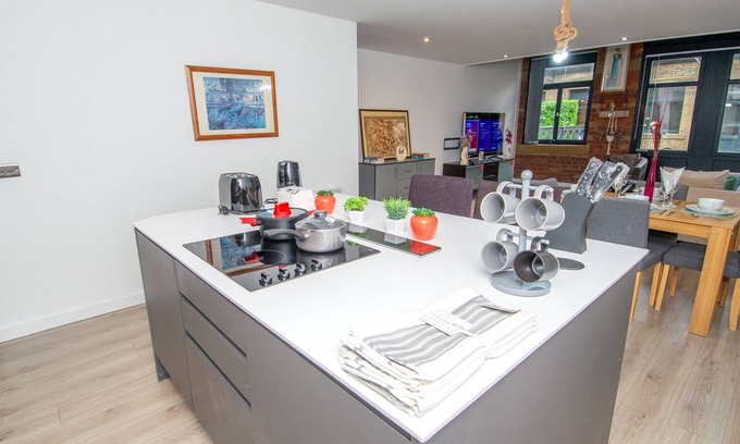 Bradford Apartment | New Apartment - Sleeps 4 - Parking - City Centre