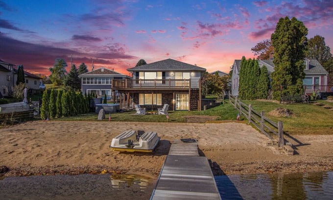Sister Lakes House | New Beach front 5bd in Sister Lakes w/Hot tub