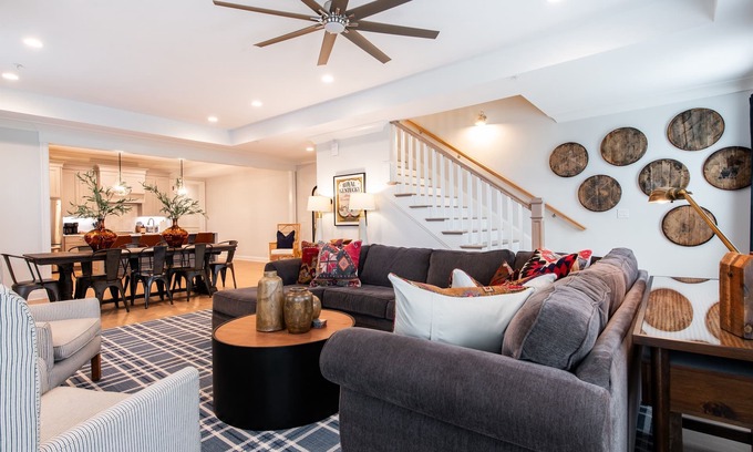 Prospect House | NEW Bourbon Trail, Downtown, Modern, Pets, Shops Local Dining, Fully Loaded