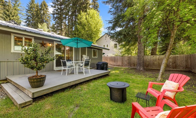 McCall House | New! Break at 208, walk to lake, park, downtown, hospital - pet-friendly