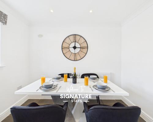 Cheltenham House | New Brookbank House by Signature Stays