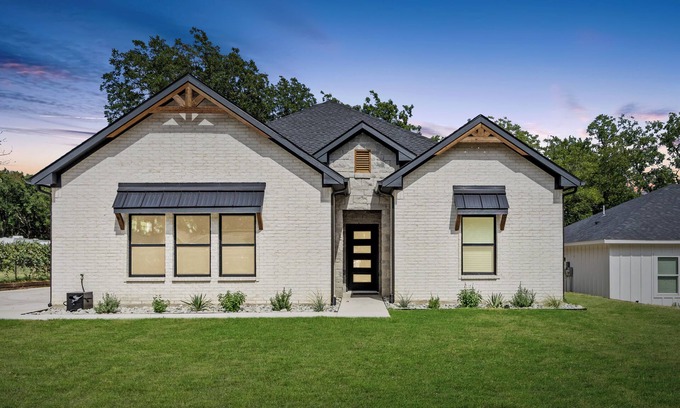 Denison House | New Build - 2 Ensuite King Bedrooms - Starlink WiFi + Roku TVs - Walking Trails
