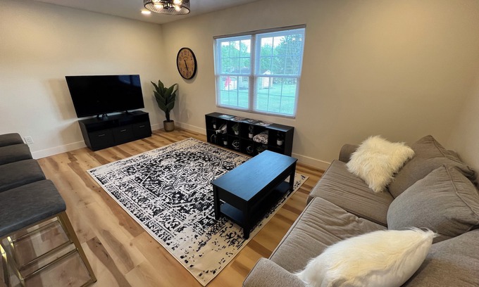 Teays Apartment | New buildout in the heart of Teays Valley & Hurricane. Private and convenient.