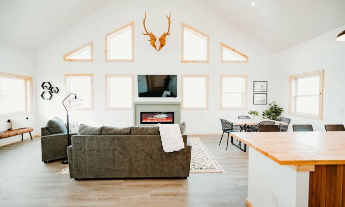 Como Cabin | New Cabin I Game Room I King Beds I Mountains